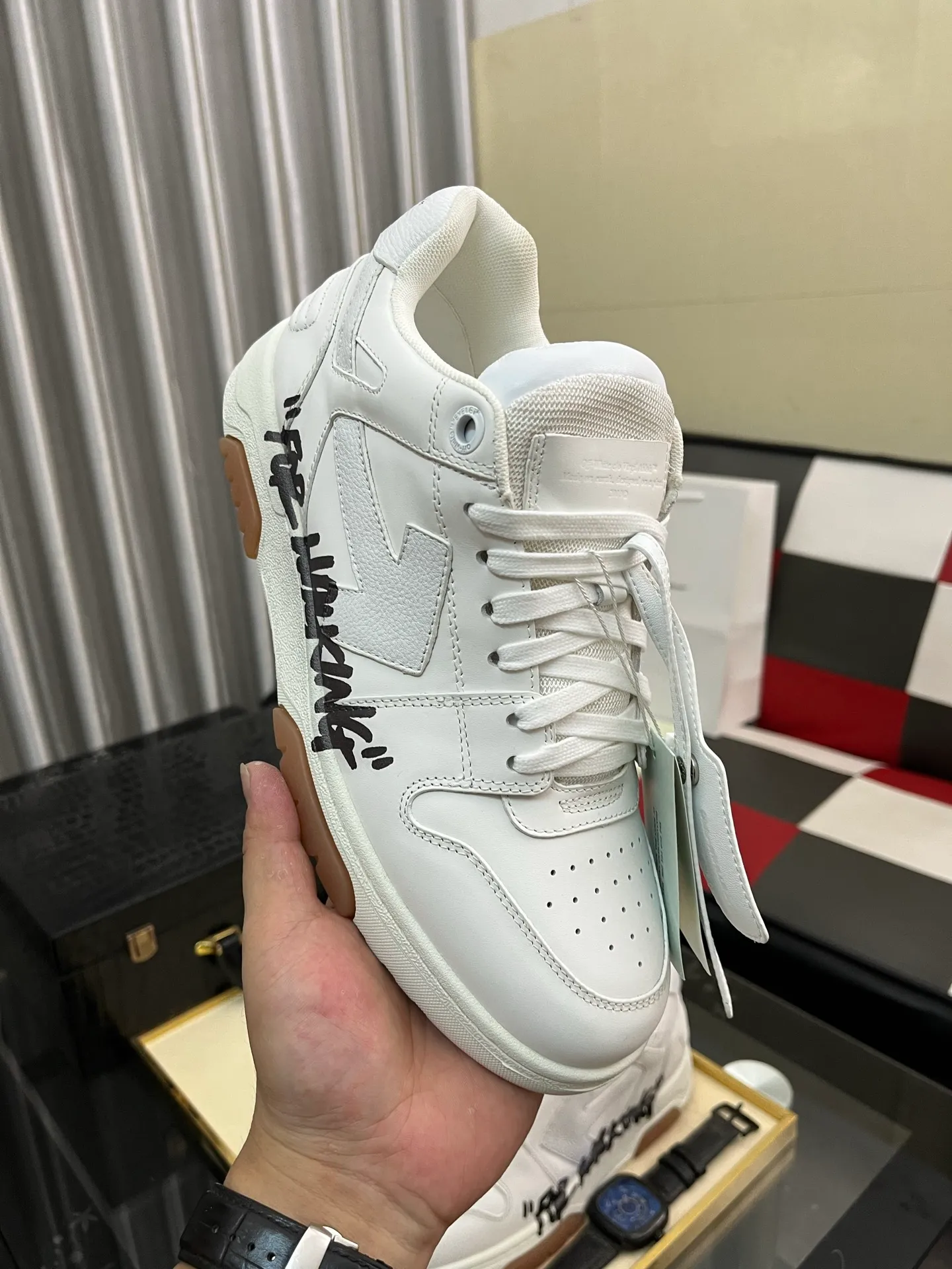 Men's shoes 💰600⌚️⌚️ OFF-White C/O VirGil Abloh fashionable and versatile casual shoes. Exclusive first release of the new model. Made of environmentally friendly cowhide leather and mesh fabric upper material. The insole is embedded with foam cushioning EVA material. The correct midsole is equipped with EVA lightweight cushioning. External tooth nail rubber outsole. The correct accessories can be customized simultaneously. Women's model: 35-40 Men's model: 39-45